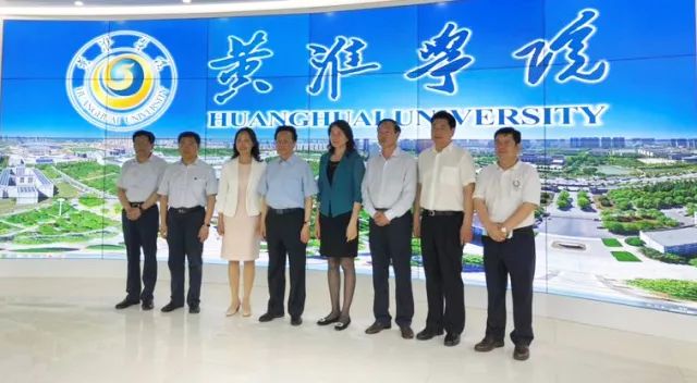 中華職業(yè)教育社理事長(zhǎng)陳昌智、河南省副省長(zhǎng)霍金花一行參觀展廳